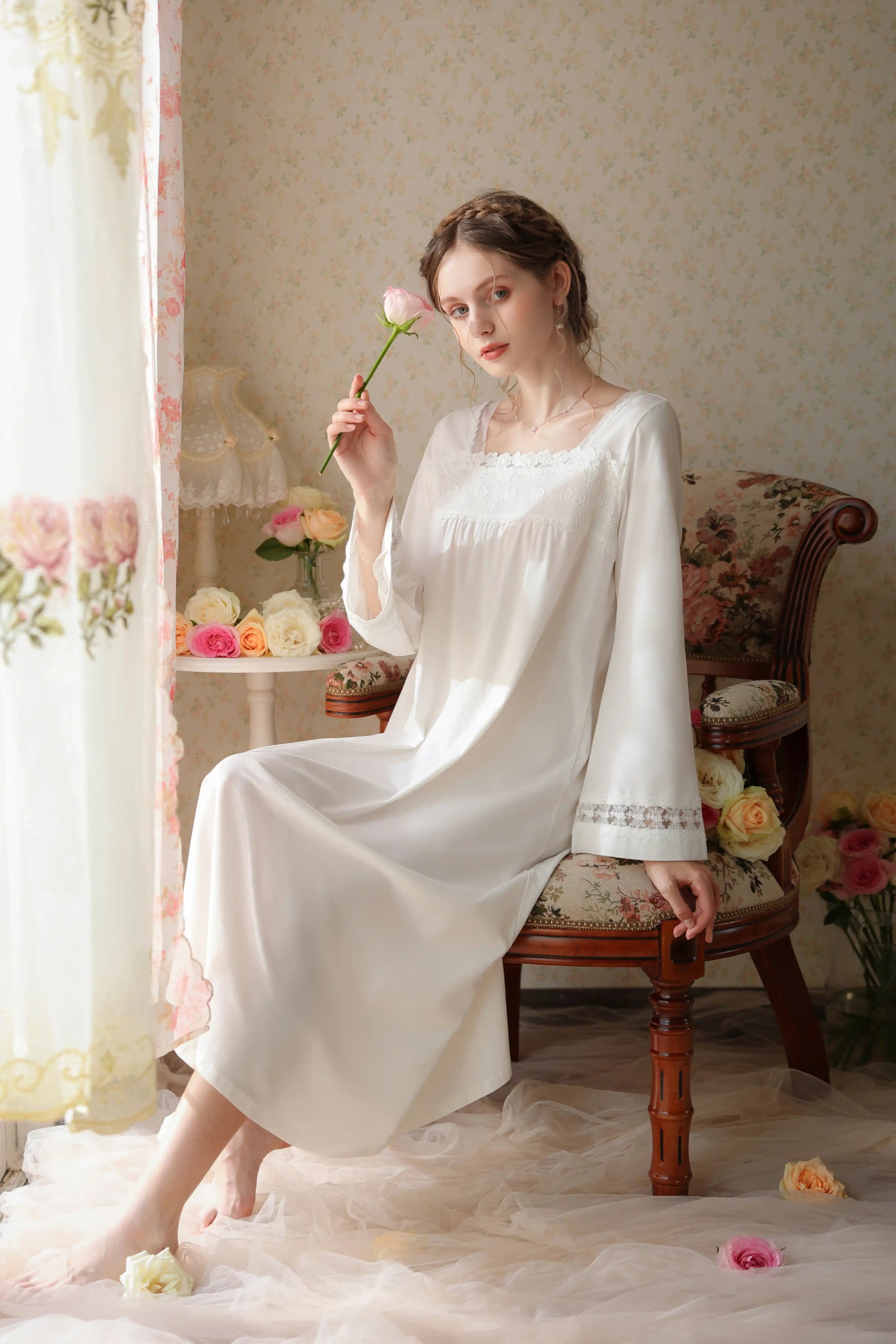 Classic and elegant mid-length nightgown / home wear