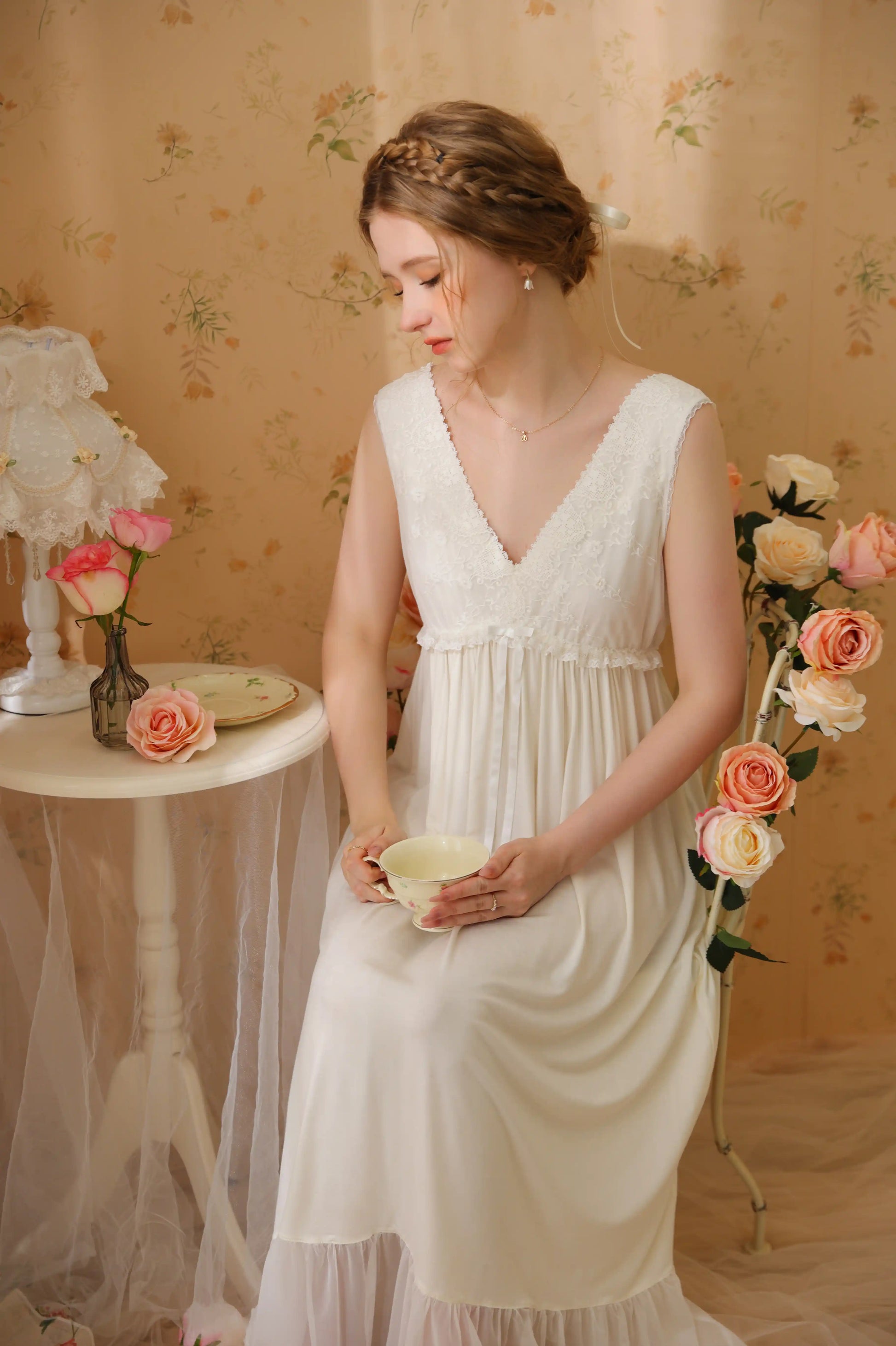 Exquisite V-neck nightgown / home wear
