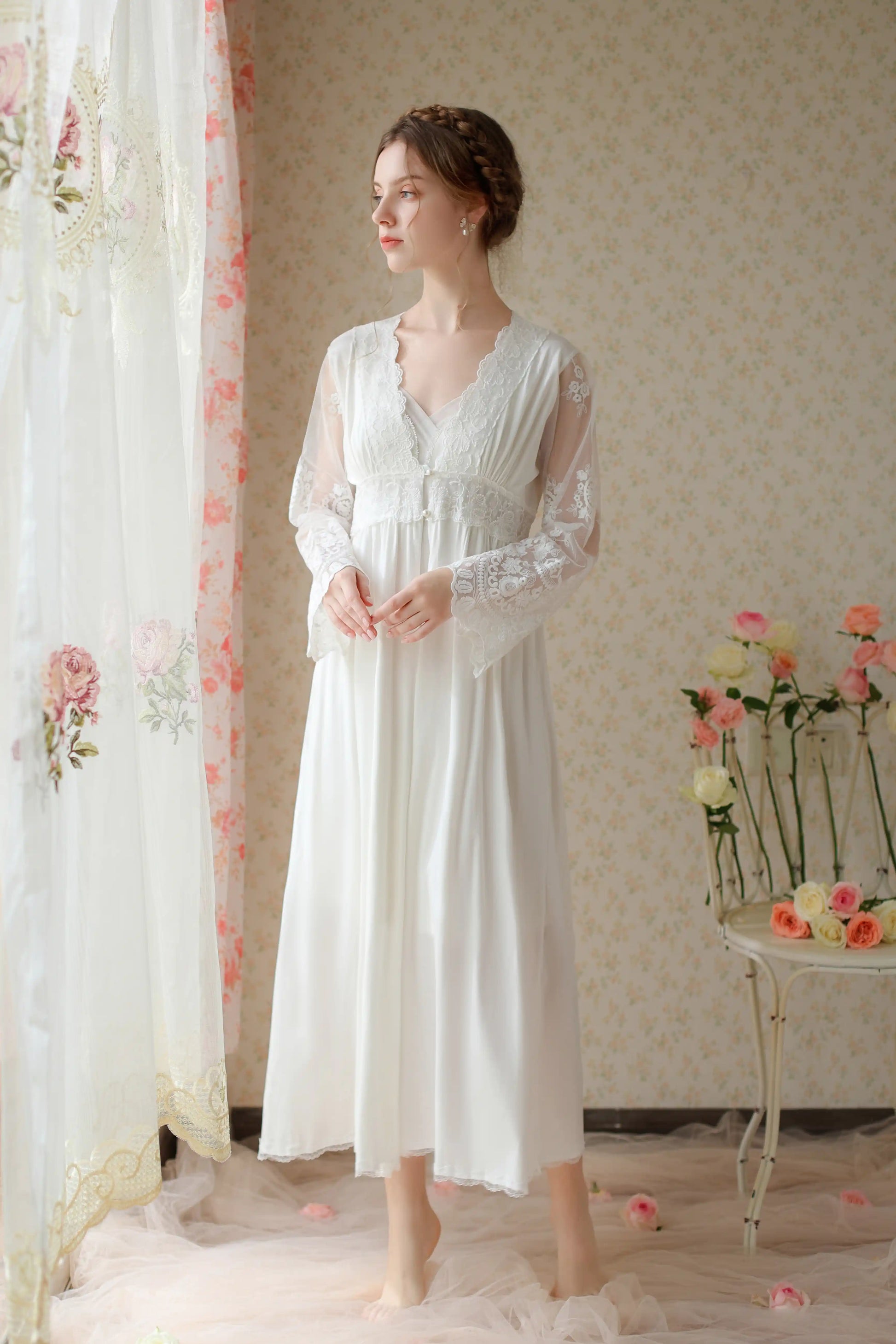 Elegant and romantic mid-length nightgown / home wear