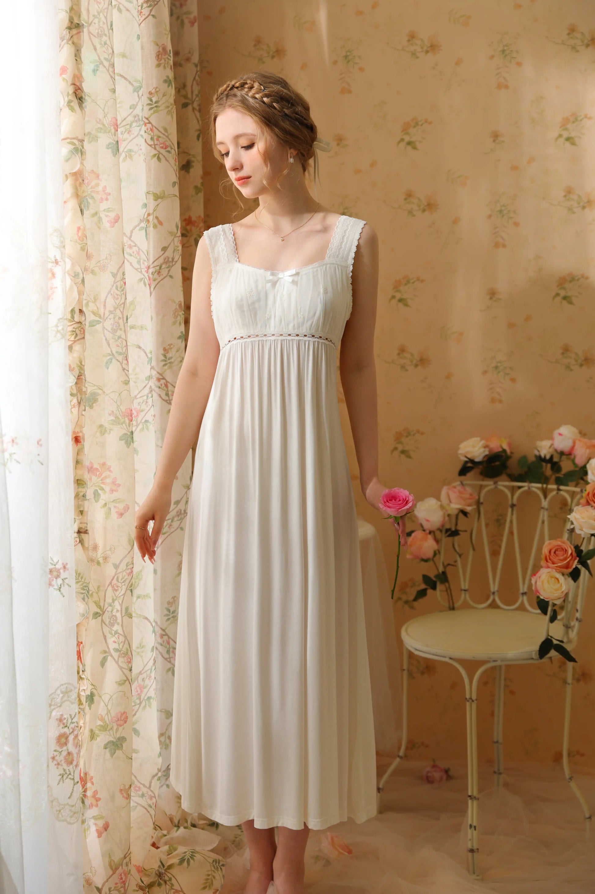 Elegant and comfortable mid-length nightgown / home wear