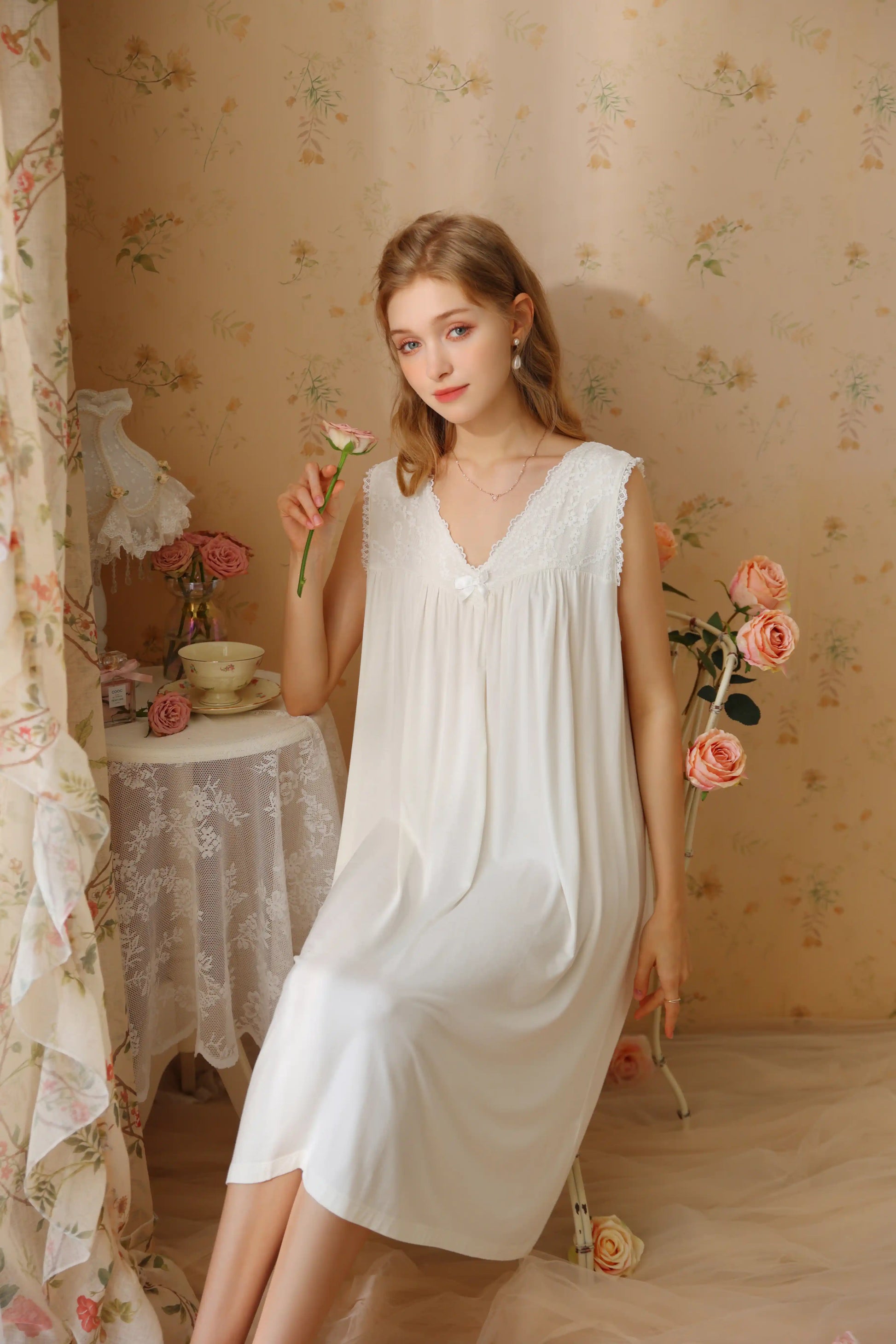 Elegant and fresh nightgown / home wear