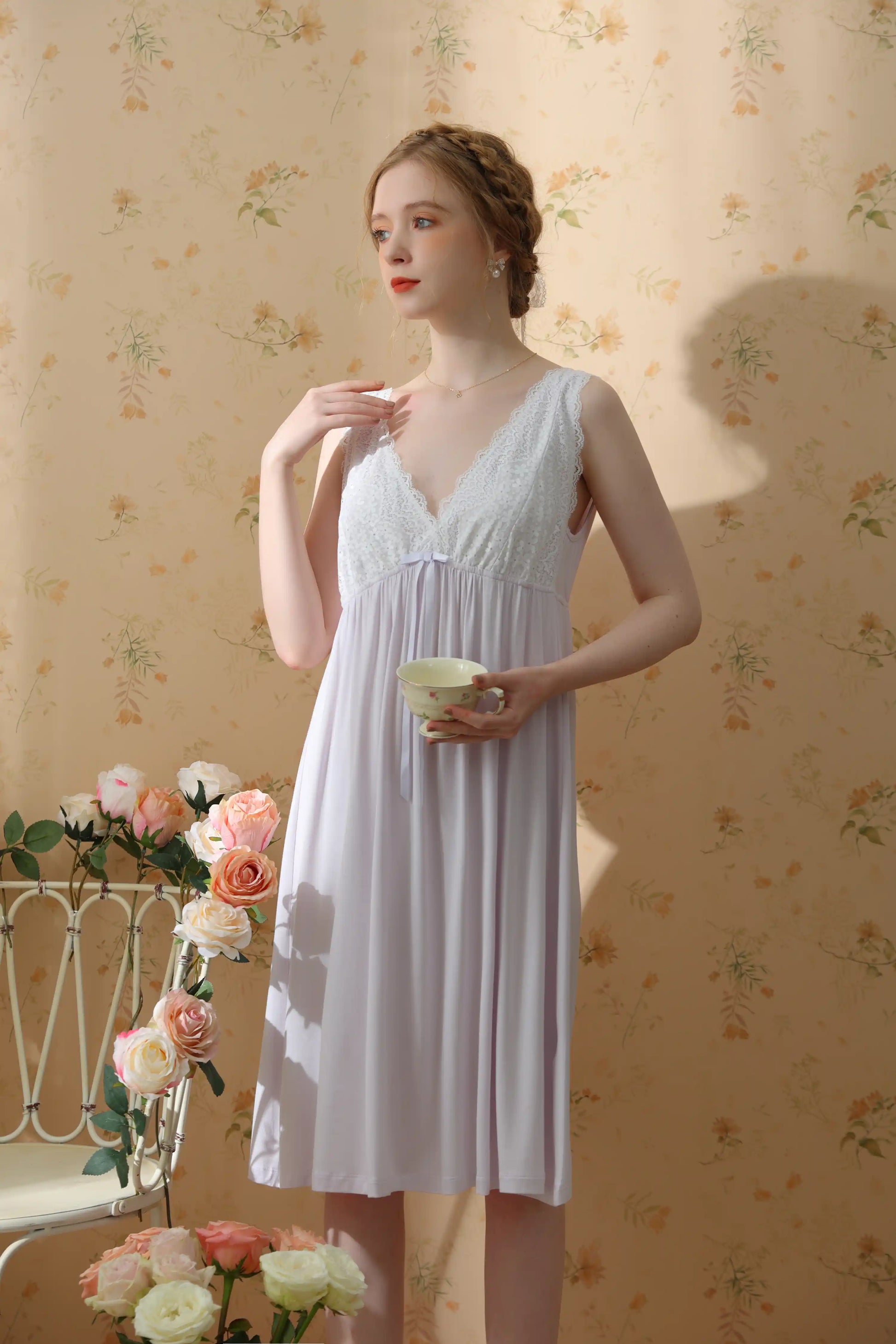 Simple romantic V-neck suspender nightgown / home wear