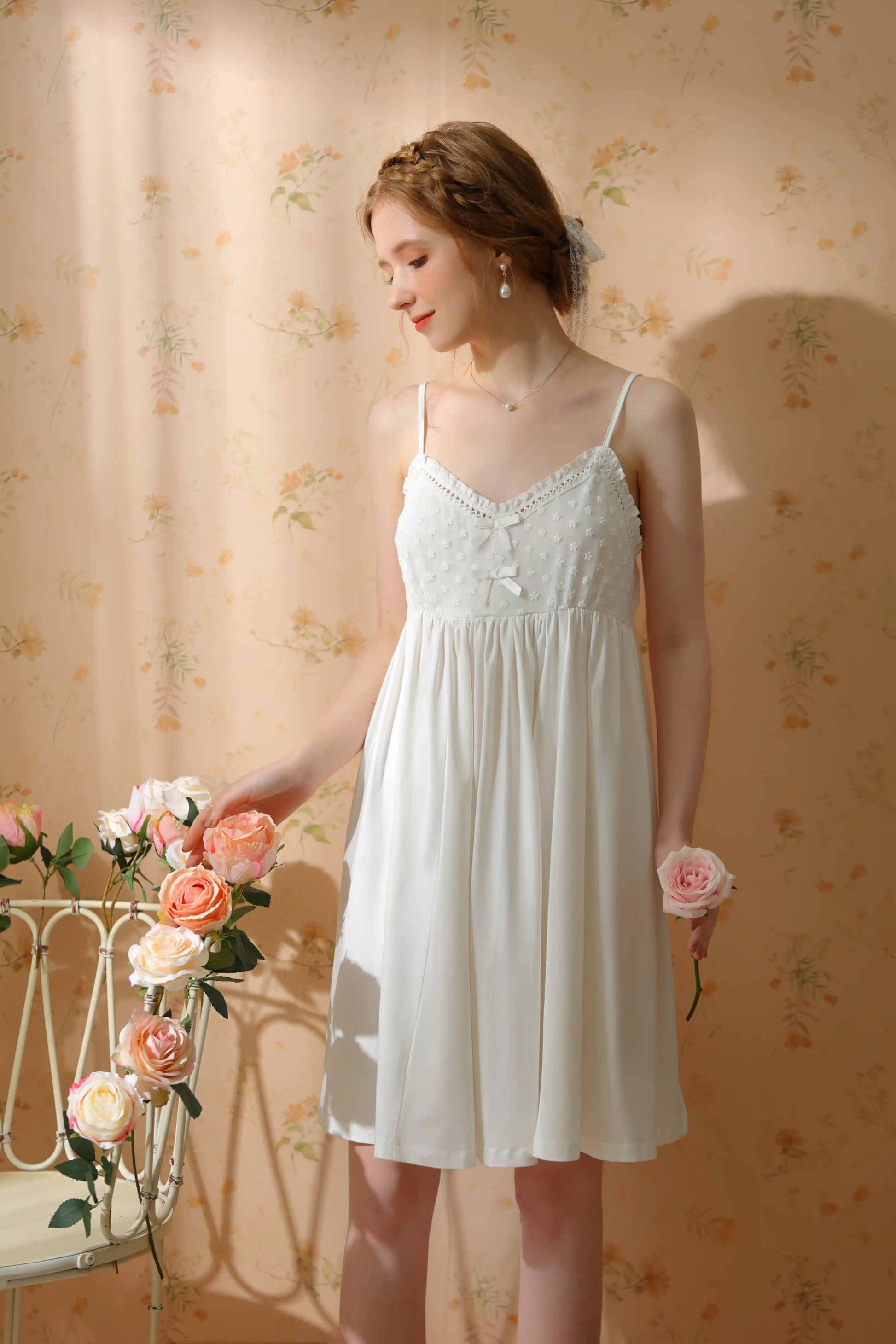 Simple and charming suspender nightgown / home wear